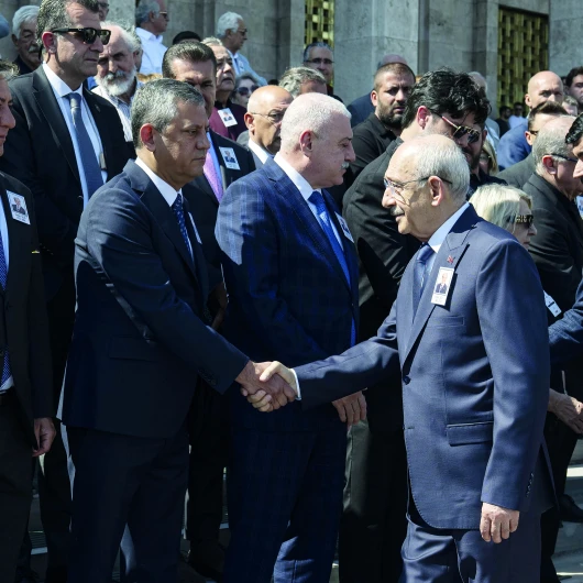 Bakışlarını kaçırdılar: Özel ve Kılıçdaroğlu cenazede karşılaştı