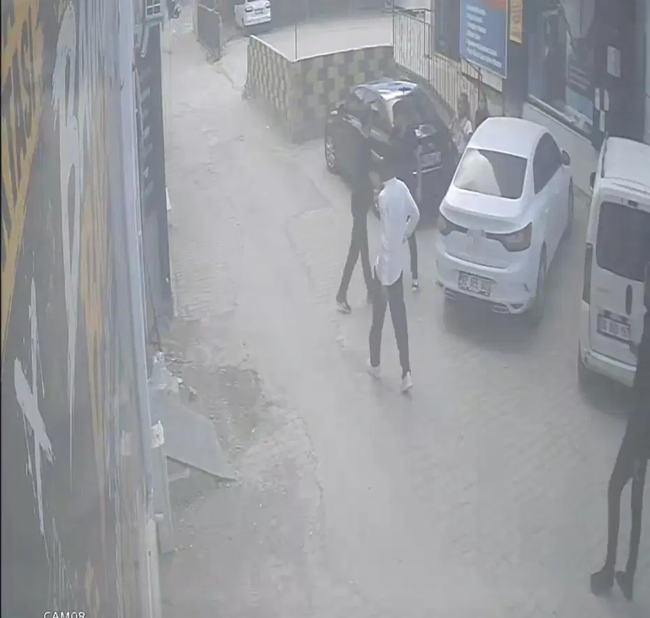 Genç kadını erkek arkadaşından kurtarmak isterken bıçaklandı