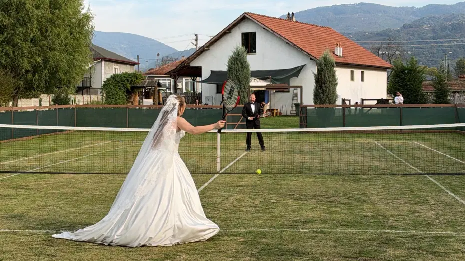 Aşkları tenis dersinde başladı. Köyde gelinlik ve damatlıkla korta çıktılar