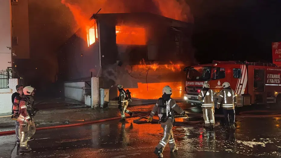 Esenyurt’ta iş yeri yangını. Lastikçi dükkanında çıktı, 5 iş yerine sıçradı