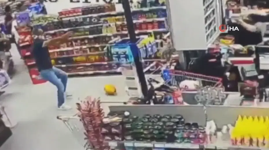 Markette silahlı düello. Müşterilerin arasında birbirlerine kurşun yağdırdılar