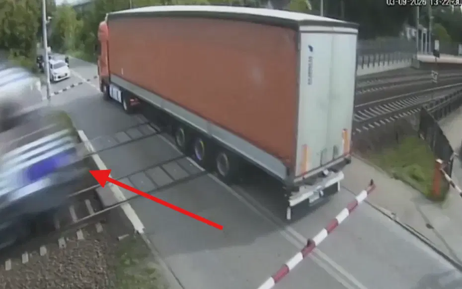 Polonya’da feci kaza: Yolcu treni TIR’ı paramparça etti!