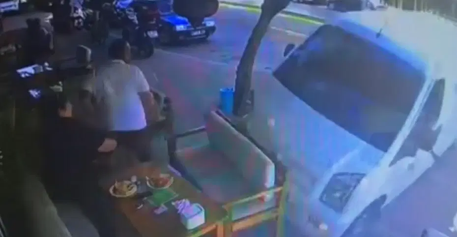 Minibüs kafeye daldı, müşteriler son anda kurtuldu
