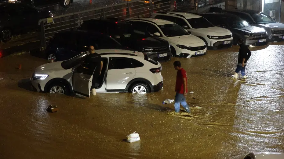 Metrekareye 50 kilogram yağış düştü: Trabzon’da yollar göle döndü, ev ve iş yerlerini su bastı
