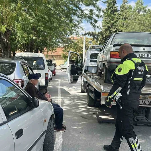 Burdur’da trafiğe çıkan 85 yaşındaki babasını ihbar etti: Araç otoparka çekildi