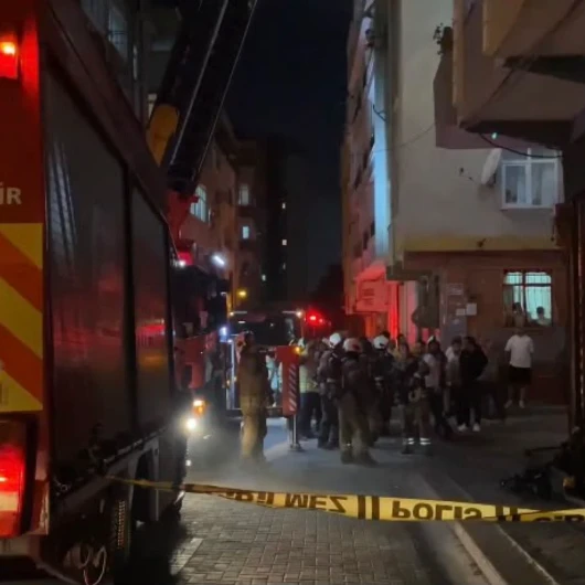 Zeytinburnu’nda beş katlı binada yangın: Beş kişi dumandan etkilendi