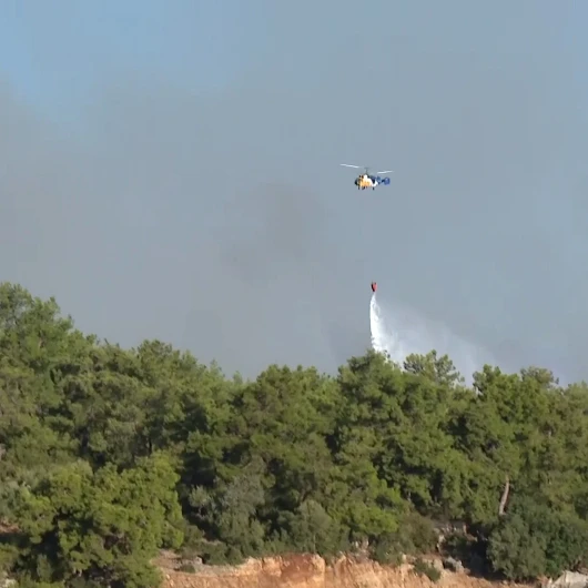 Antalya’da ormanlık alandaki yangına müdahale sürüyor