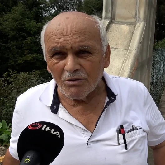 Camiye ulaşım için yapılan 65 metrelik asma köprü ilgi odağı oldu