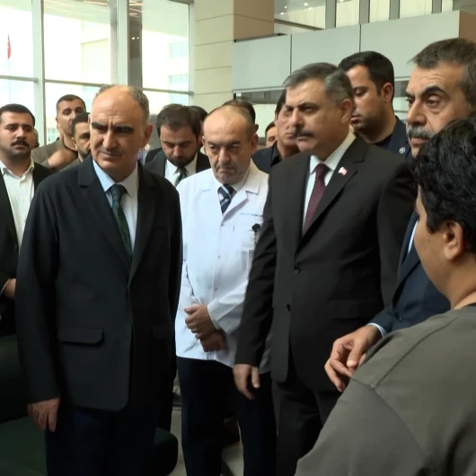 Turgutlu’daki hastane ziyaretinde Bakan Çiftçi’ye duygusal soru: O koca tüfek 15 yaşındaki çocuğun eline nasıl geçer?
