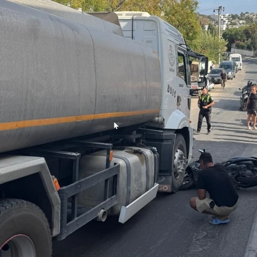Bodrum’da su tankerinin altında sıkışan motosiklet sürücüsü kurtarıldı