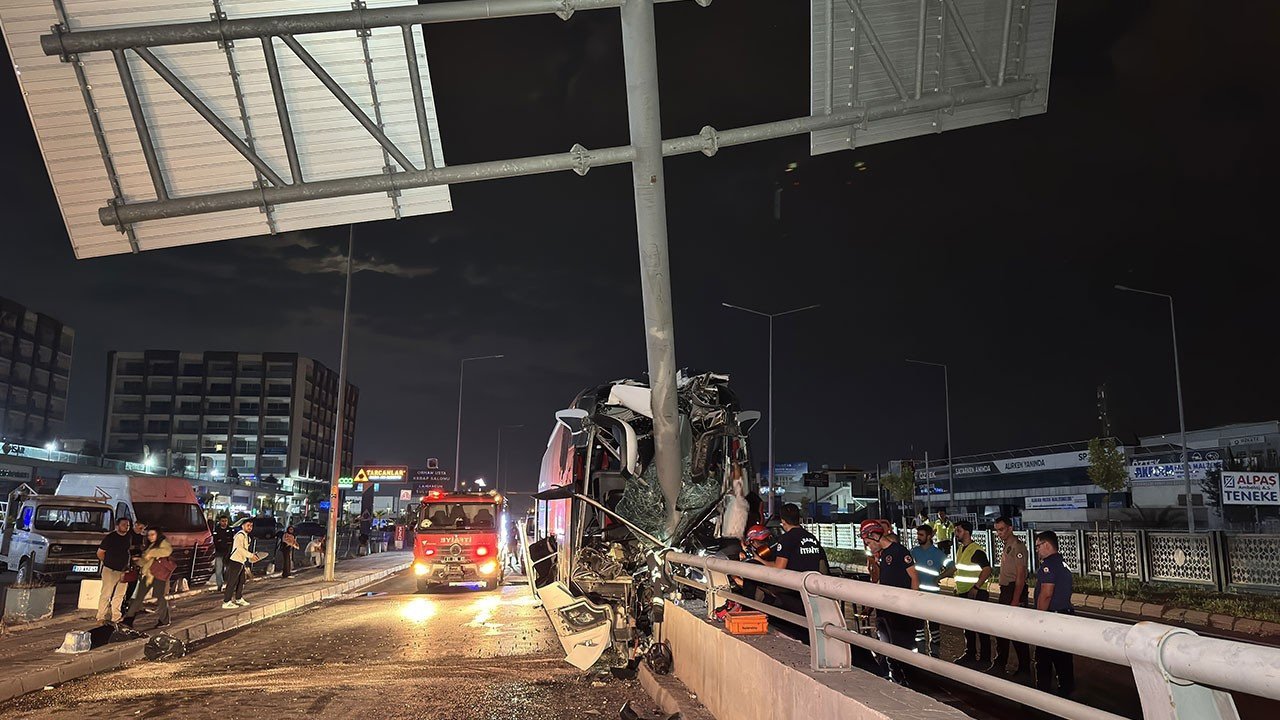 Adana’da yolcu otobüsü tabela direğine çarptı: 11 yaralı