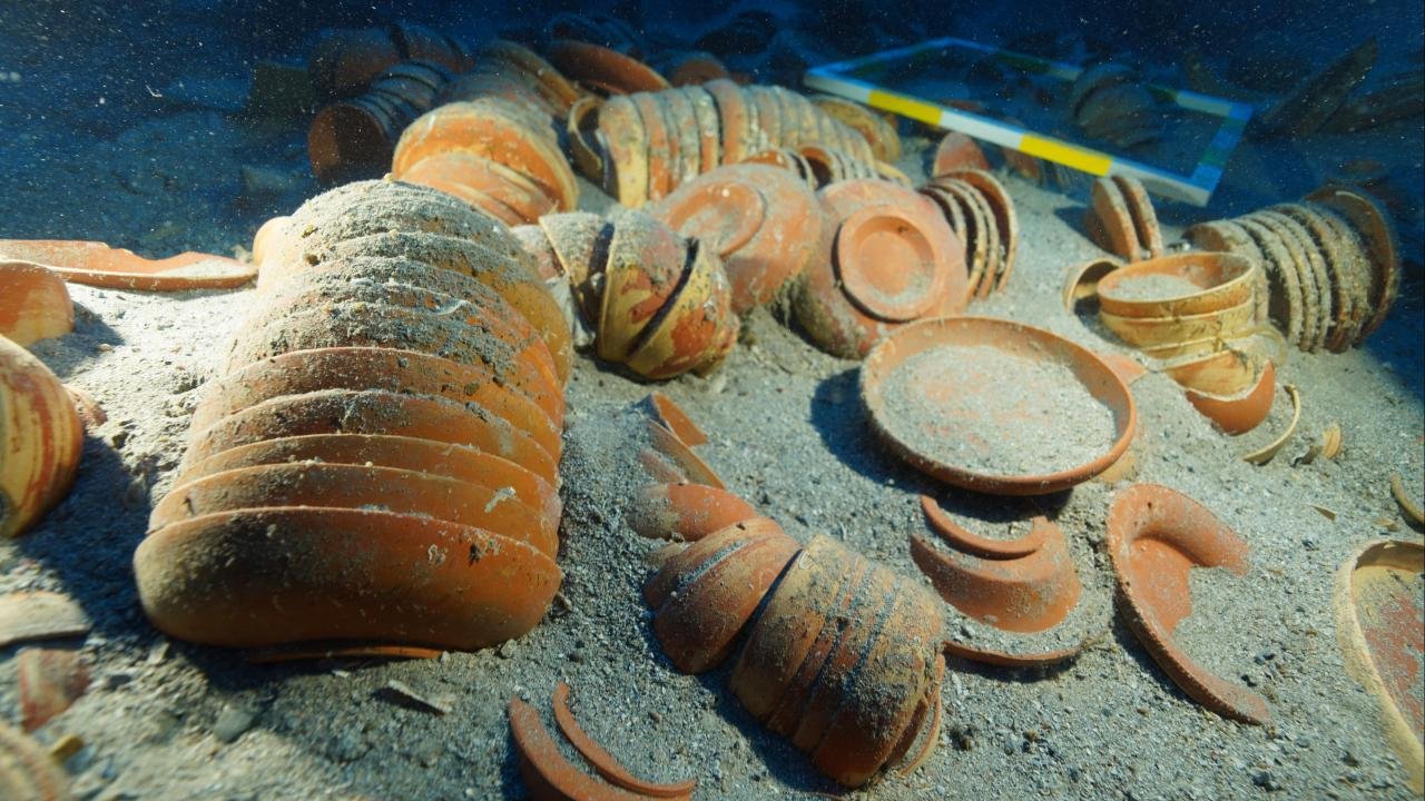 Akdeniz’in derinliklerinden 2 bin 100 yıllık sofra takımı çıkarıldı