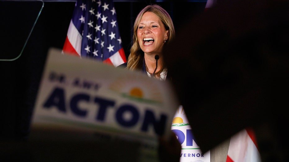Dem handlers lash out when Ramaswamy staffer confronts their boss about debate: ‘No pictures’