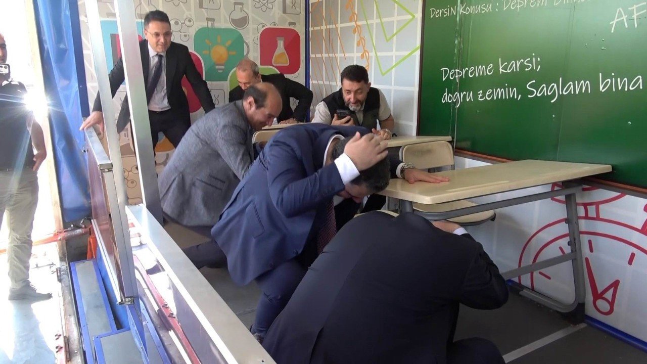 Deprem tatbikatı sırasında depreme yakalandılar