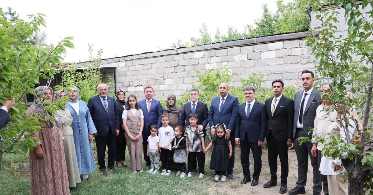 Bakan Yumaklı, Erzincan’da şehit Jandarma Er Yakup Koç’un ailesini ziyaret etti