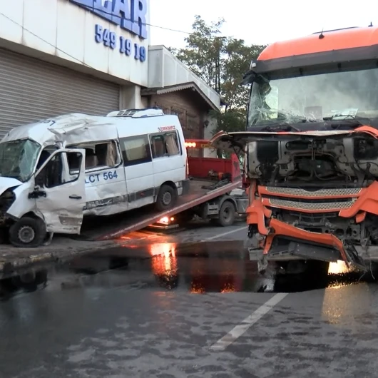 Ümraniye’de servis minibüsüyle İBB’ye ait atık kamyonu çarpıştı: 2 yaralı
