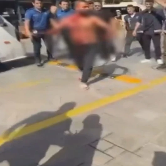 Kendini bıçakladı aracı polislerin üzerine sürdü: Ateş açılarak durduruldu