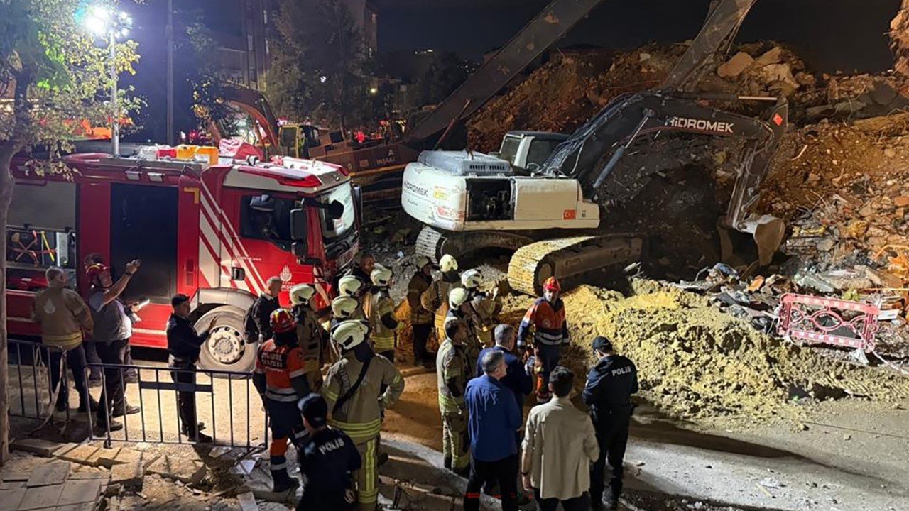 Küçükçekmece’de kentsel dönüşüm aşamasındaki bina çöktü