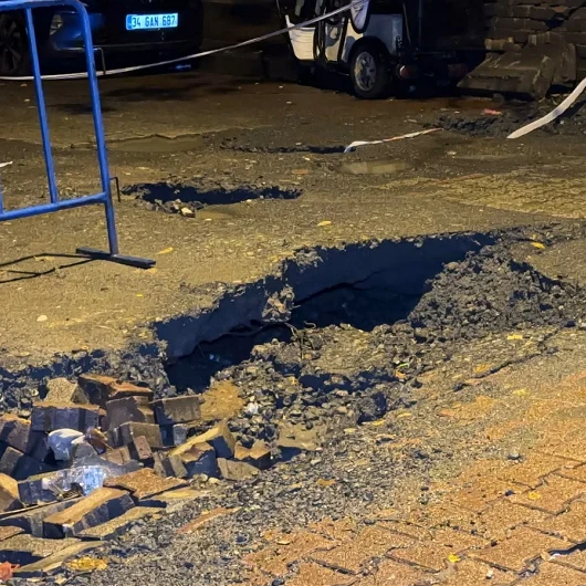 Fatih’te yağmur sonrası yol çöktü: Kamyon ve otomobil çukura girdi