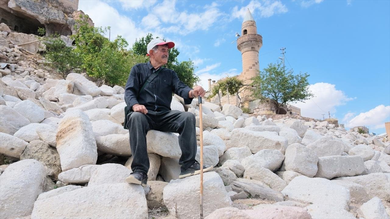 Terk edilen köyündeki camiye 23 yıldır gönüllü olarak gözü gibi bakıyor