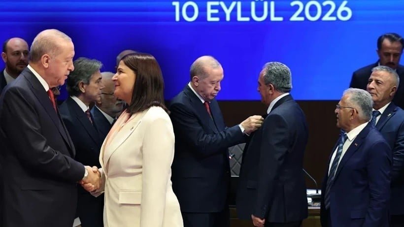CHP’den kaçış dev dalgaya dönüştü! 3’ü CHP’li 4 belediye başkanı katıldı! Rozetleri Cumhurbaşkanı Erdoğan taktı!