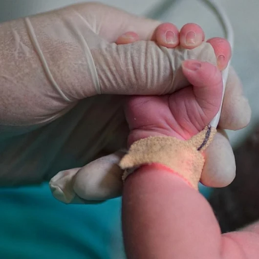 2,5 aylık bebeğe yanlış kan verildi: Hastanede evlatlarını kaybeden anne baba tazminat davasını kazandı