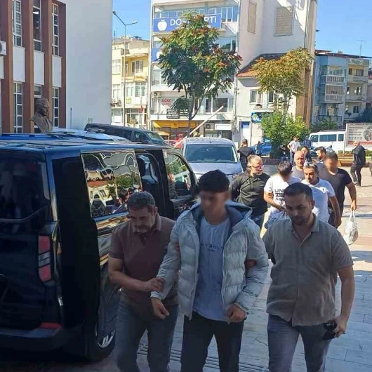 Okul çevresinde pompalı tüfekle yakalanan şüpheliler adliyeye sevk edildi