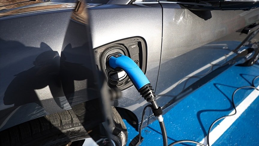 Elektrikli araçları ucuzlatacak gelişmeyi bilim insanları duyurdu