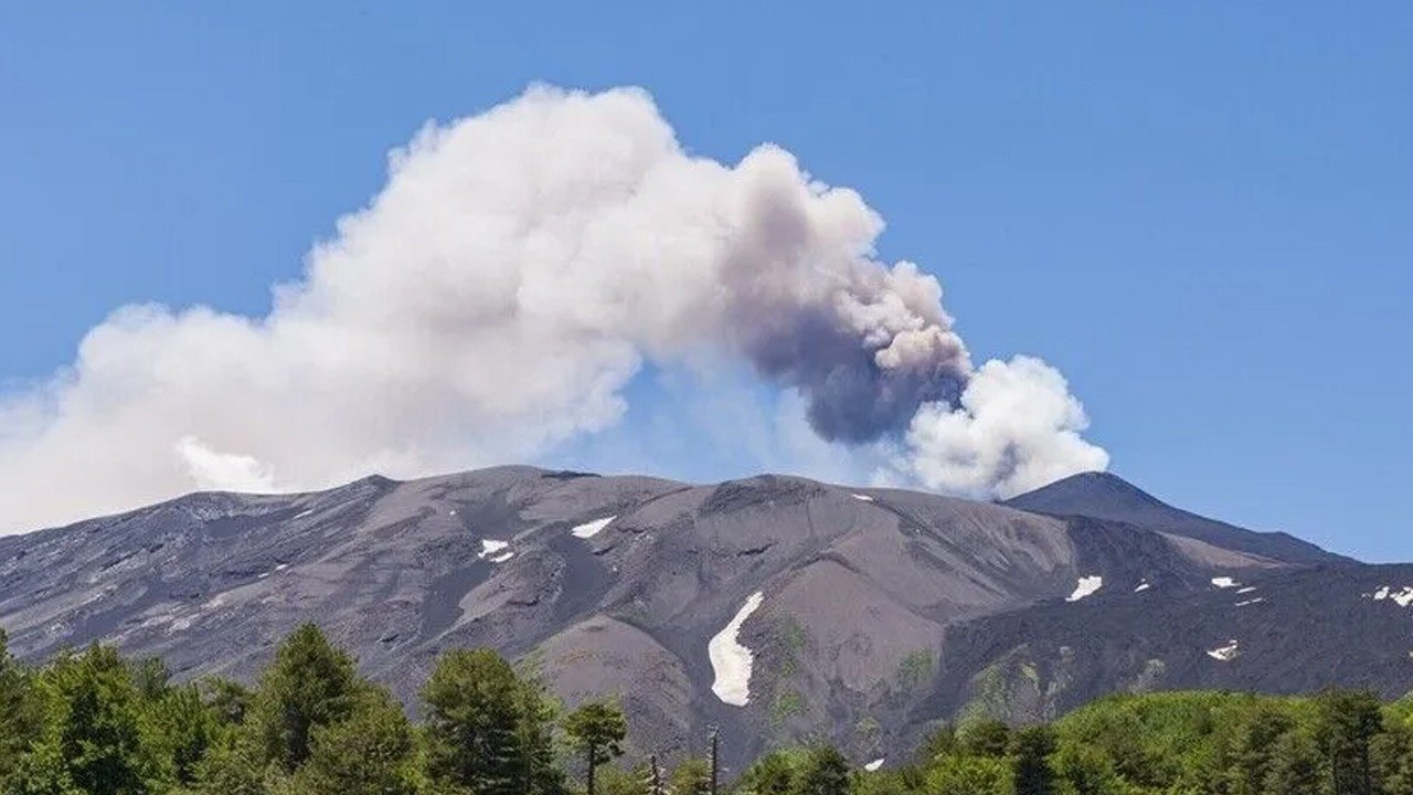 Etna yeniden harekete geçti: Hava ulaşımı aksadı