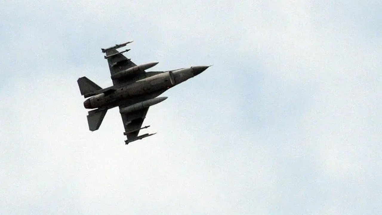 Almanya’da F-16 savaş uçağı düştü