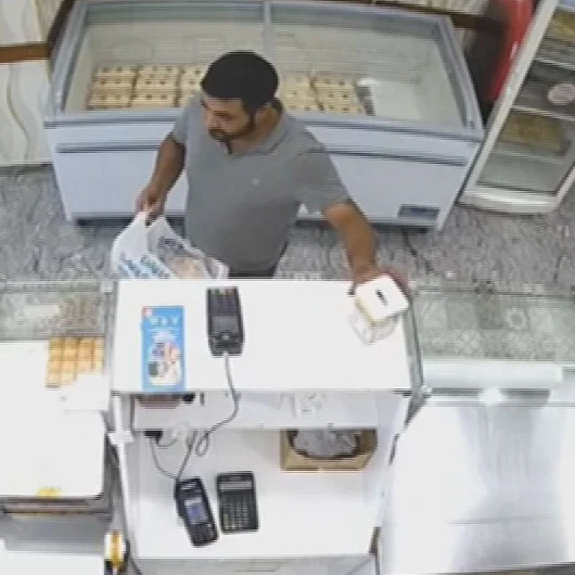 Esenler’de pişkin hırsızlık kamerada: Tatlı siparişi verip sadaka kutusunu poşete attı