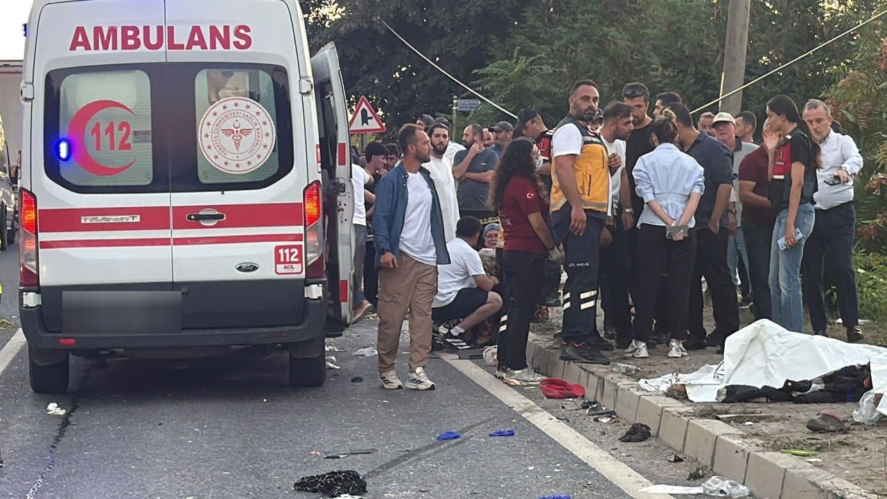 Fındık işçilerini taşıyan pat pat tırla çarpıştı! Düzce’de 4 kişi öldü, 8 kişi yaralandı