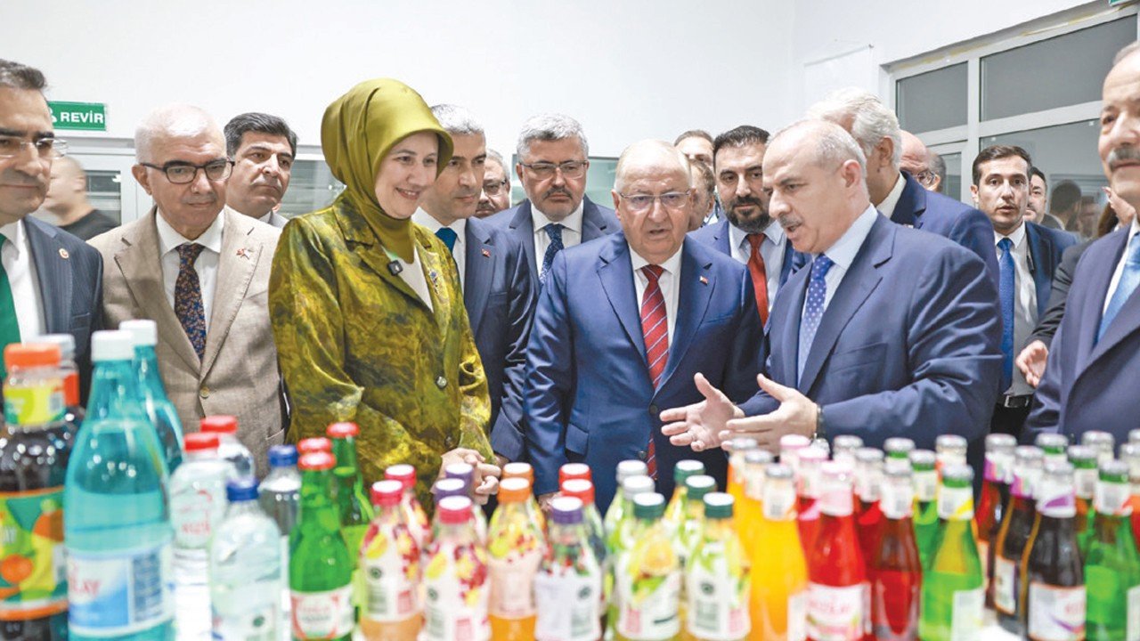 Yılda 2 milyar şişe üretimle insani yardımlara kaynak
