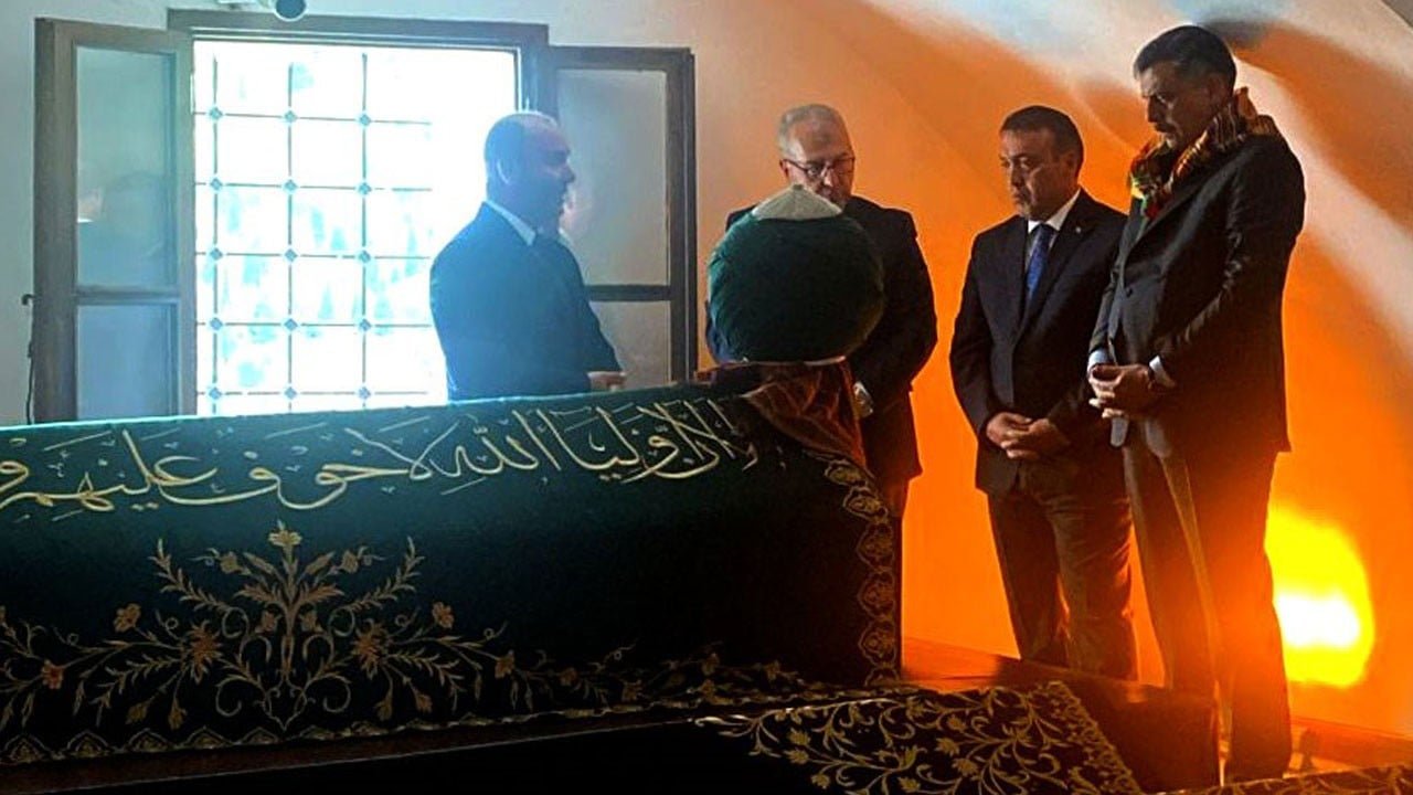 İçişleri Bakanı, Cuma namazından sonra Şeyh Edebali’yi ziyaret etti