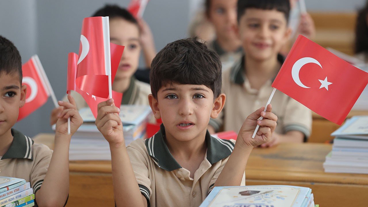 17 milyon öğrenci için ilk ders zili çaldı: Okullarda yeni dönem başladı