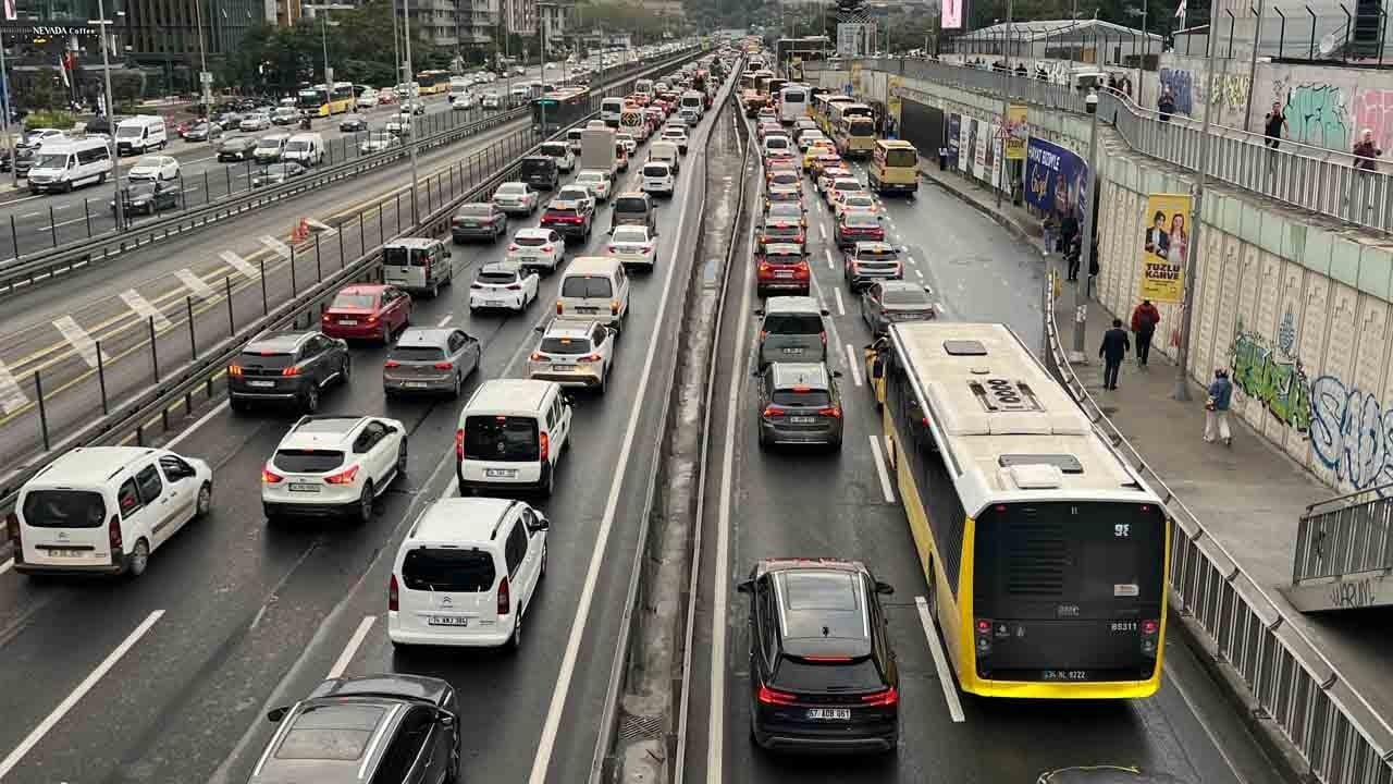 İstanbul trafiği yine felç: Yağmur bastırdı, yollar kontak kapattı!