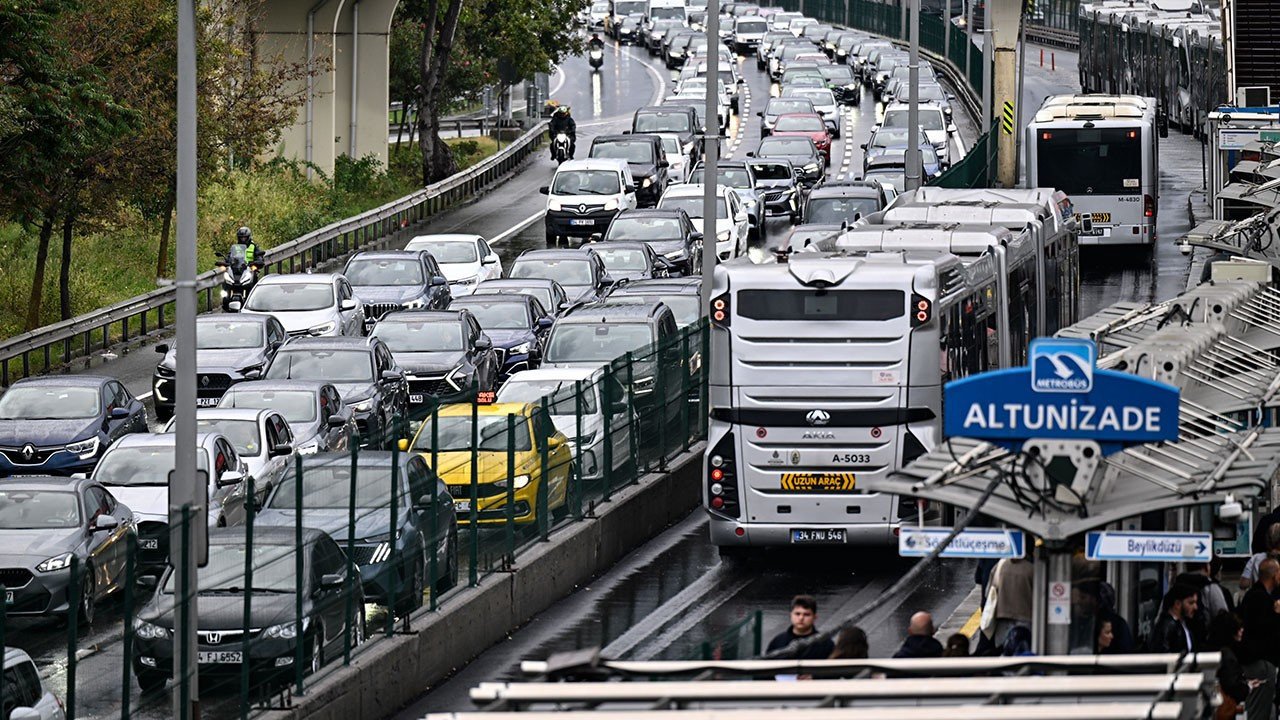 İstanbul’da yağmur trafiği kilitledi: Yoğunluk yüzde 89’u gördü