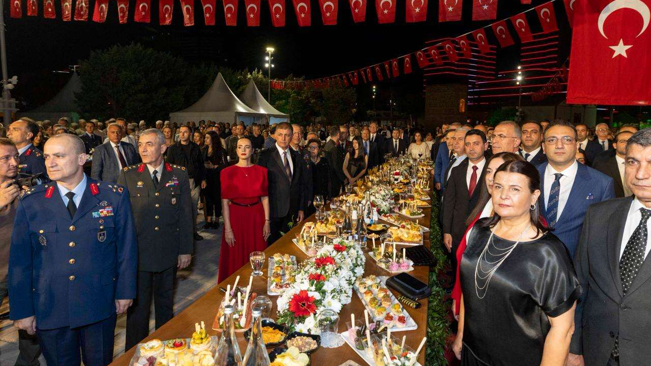 İzmir’de gerçek bir devrim: 9 Eylül resepsiyonunda alkol yok!