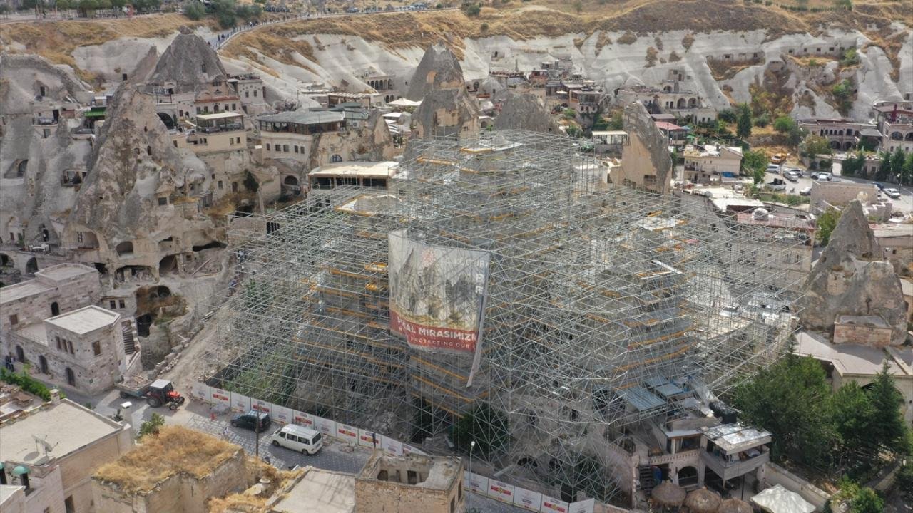 Kapadokya’da riskli peribacaları için restorasyon çalışması