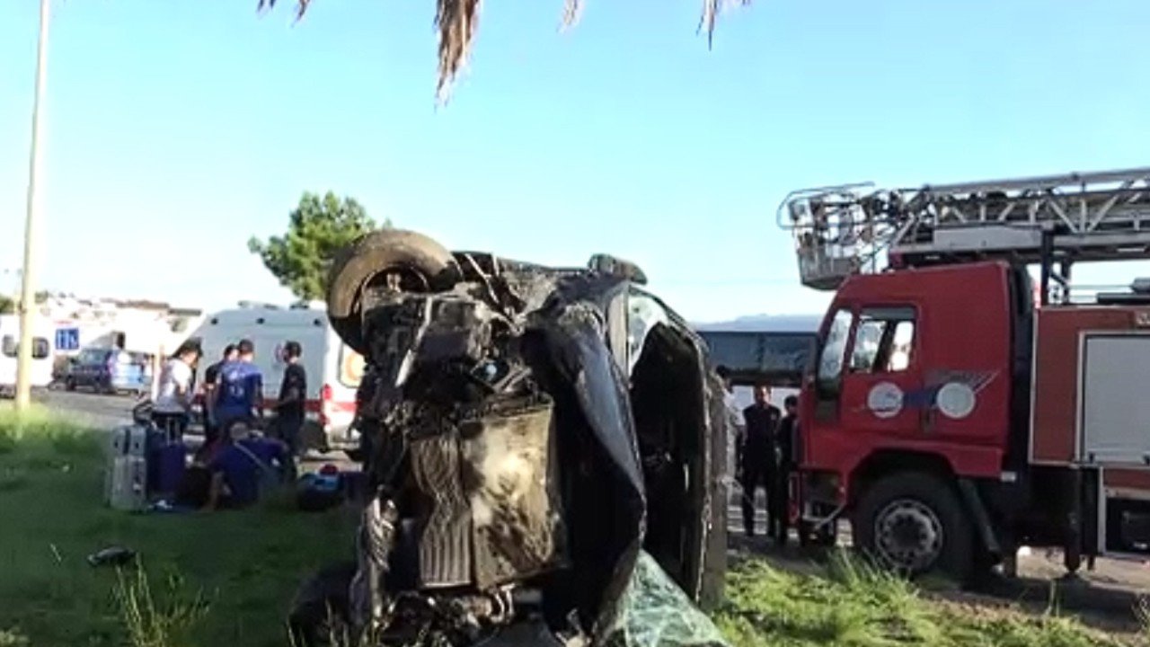 Antalya’da tur minibüsü kaza yaptı: 15 yaralı