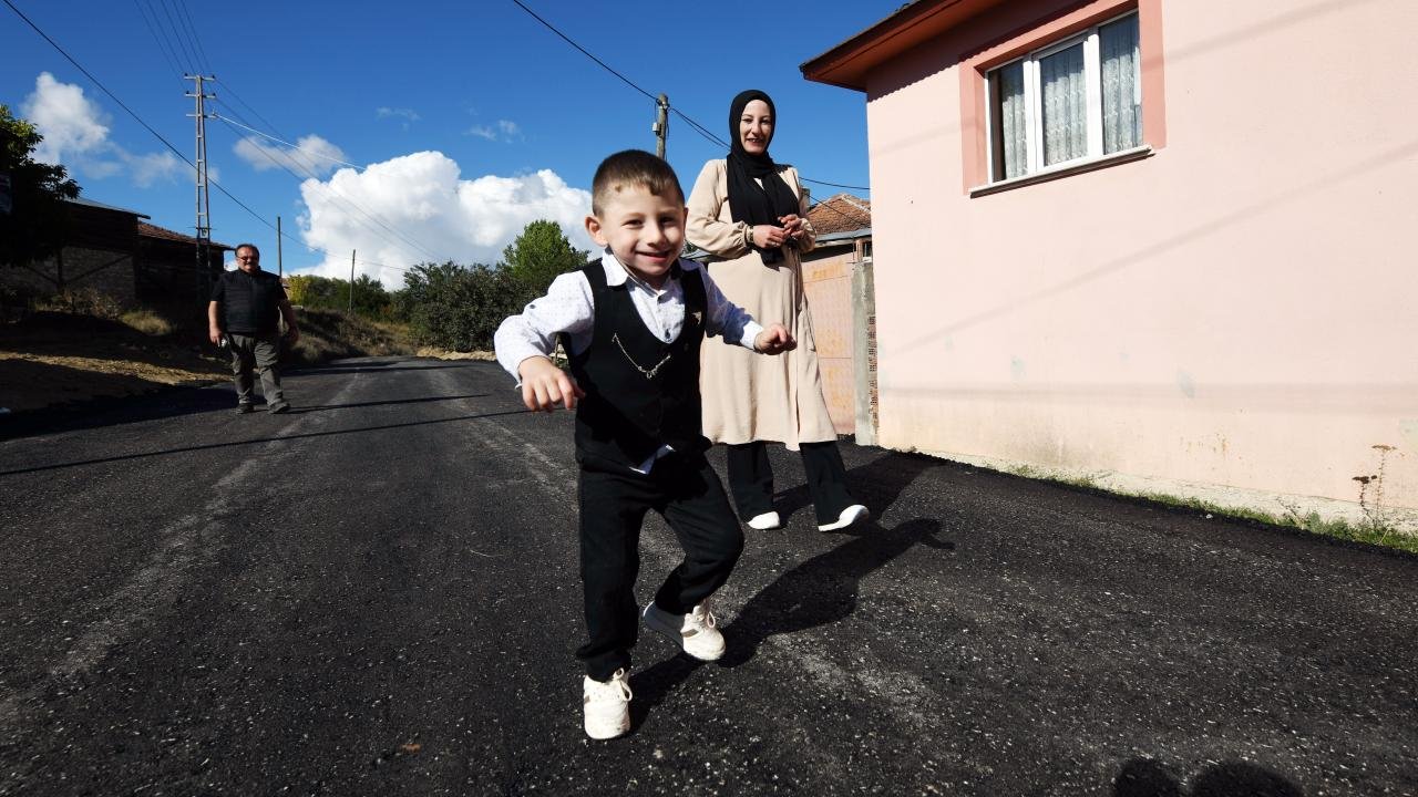 Köy yolu yürüme güçlüğü çeken Kürşat için asfaltlandı