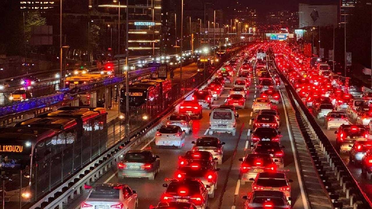 İstanbul trafikte kaldı