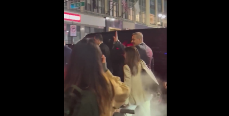 New York trafiğinde sürpriz isim!   Kapatılan yoldaki  araçtan Fidan çıktı
