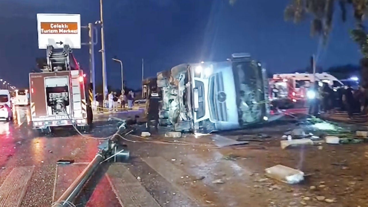 Otobüs bekliyorlardı! Ölüm TIR’la geldi: Ezilerek öldüler
