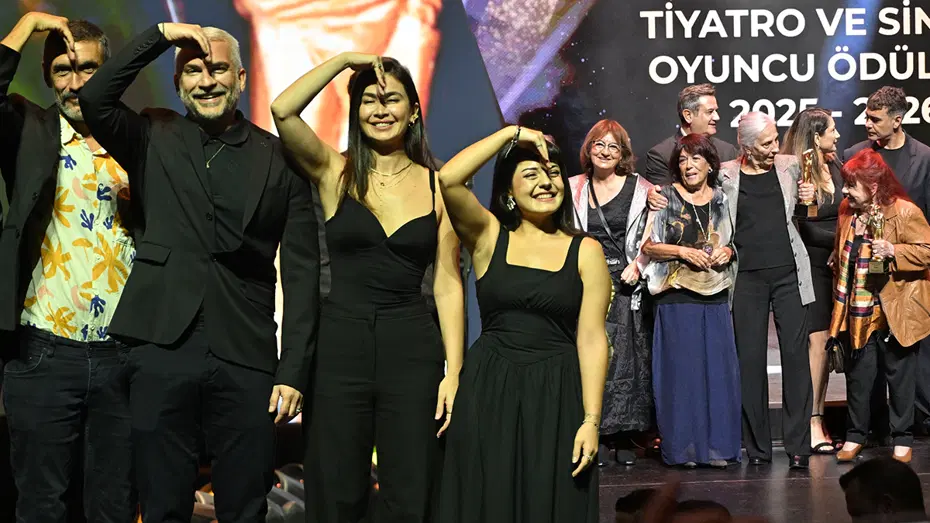 Sadri Alışık Tiyatro ve Sinema Oyuncu Ödülleri dağıtıldı. Ödül alan Turist Ömer selamı verdi