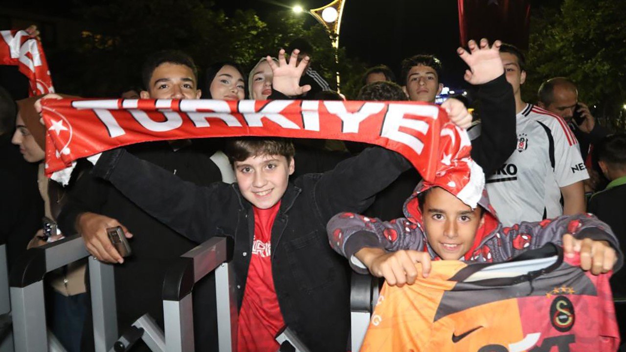 A Milli Futbol Takımı’nı otel önünde yüzlerce taraftar karşıladı