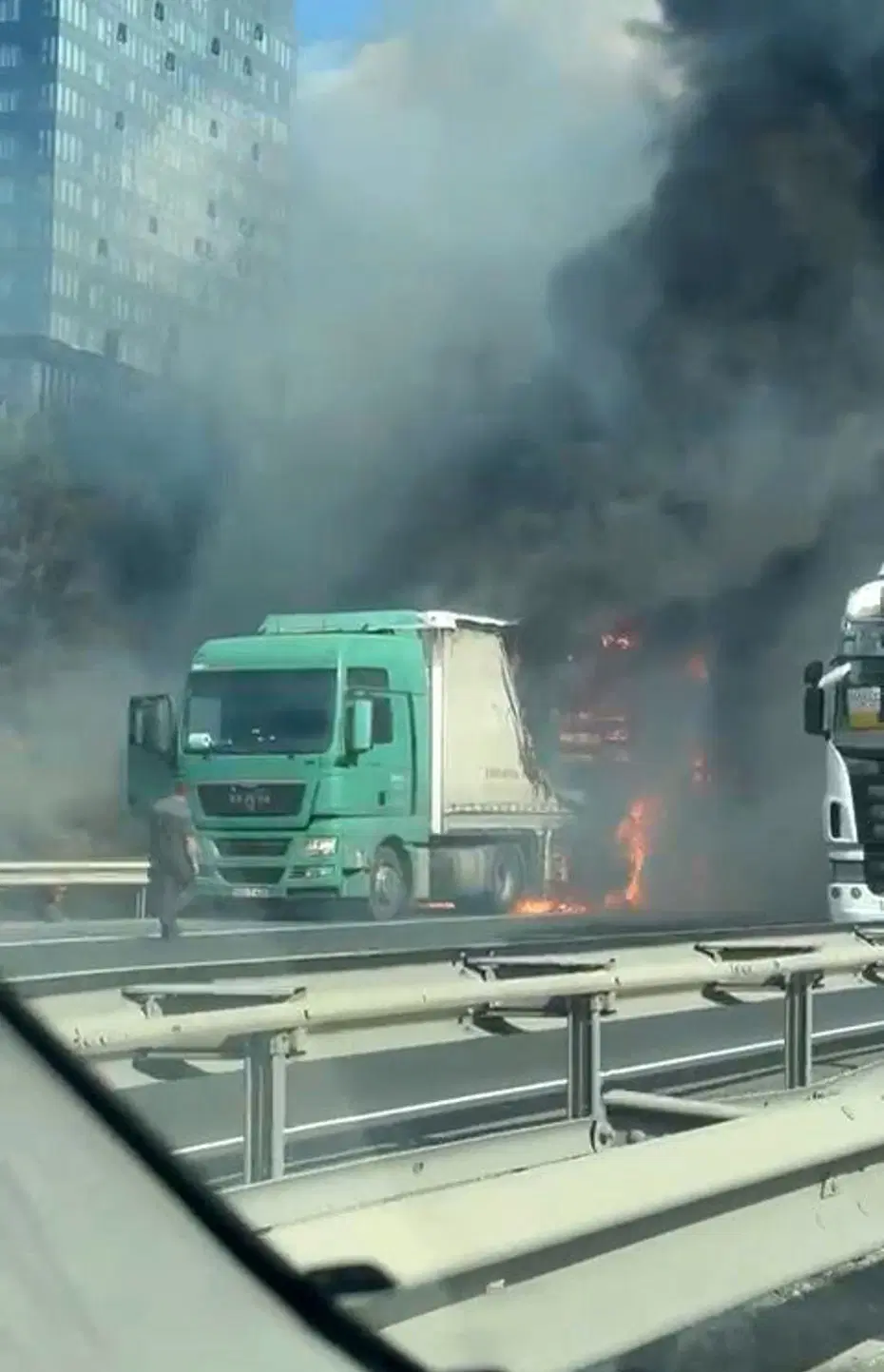 TEM Otoyolu’nda TIR yangını: Edirne yönü trafiğe kapatıldı