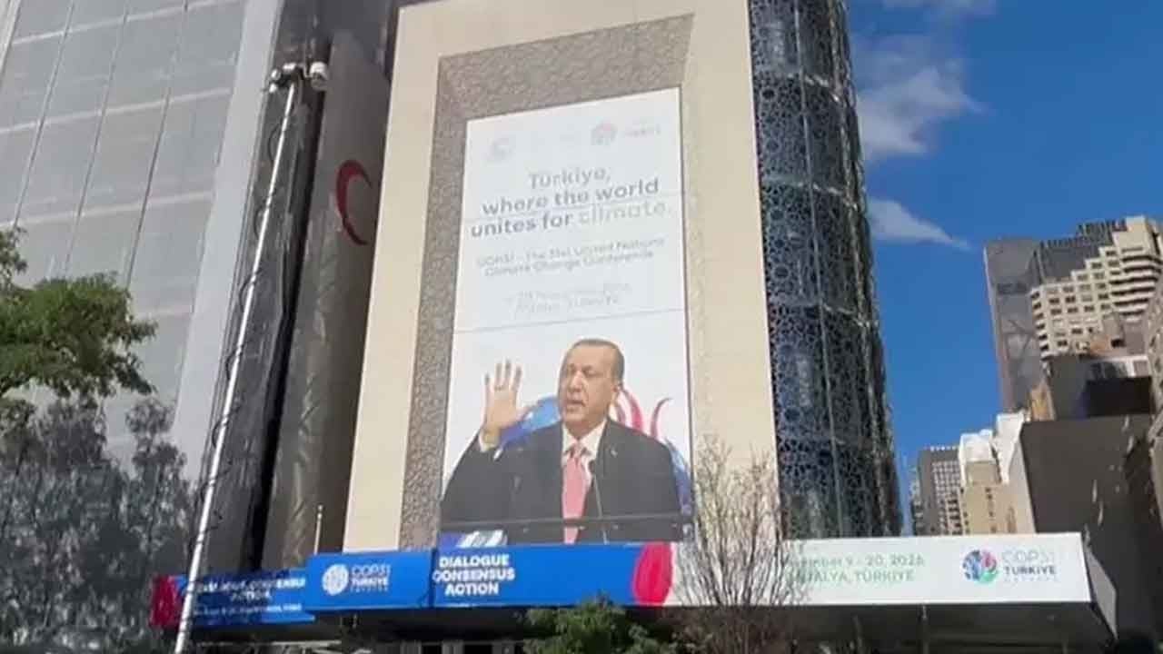 Türkiye dünya sahnesinde gövde gösterisi yapıyor! COP31 afişleri New York’u salladı, Türkevi bayraklarla donatıldı!