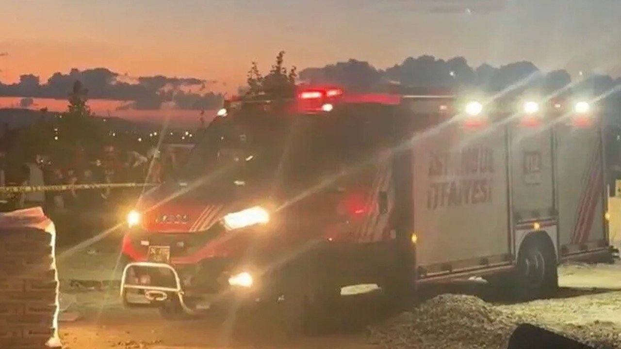 Büyükçekmece’de toprak kayması: 2 işçi göçük altında kaldı