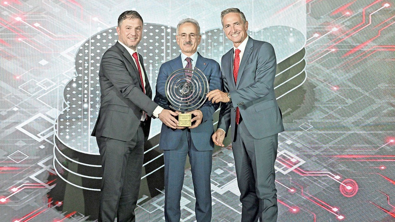 Ege’nin dijital otobanına 100 milyon dolarlık imza